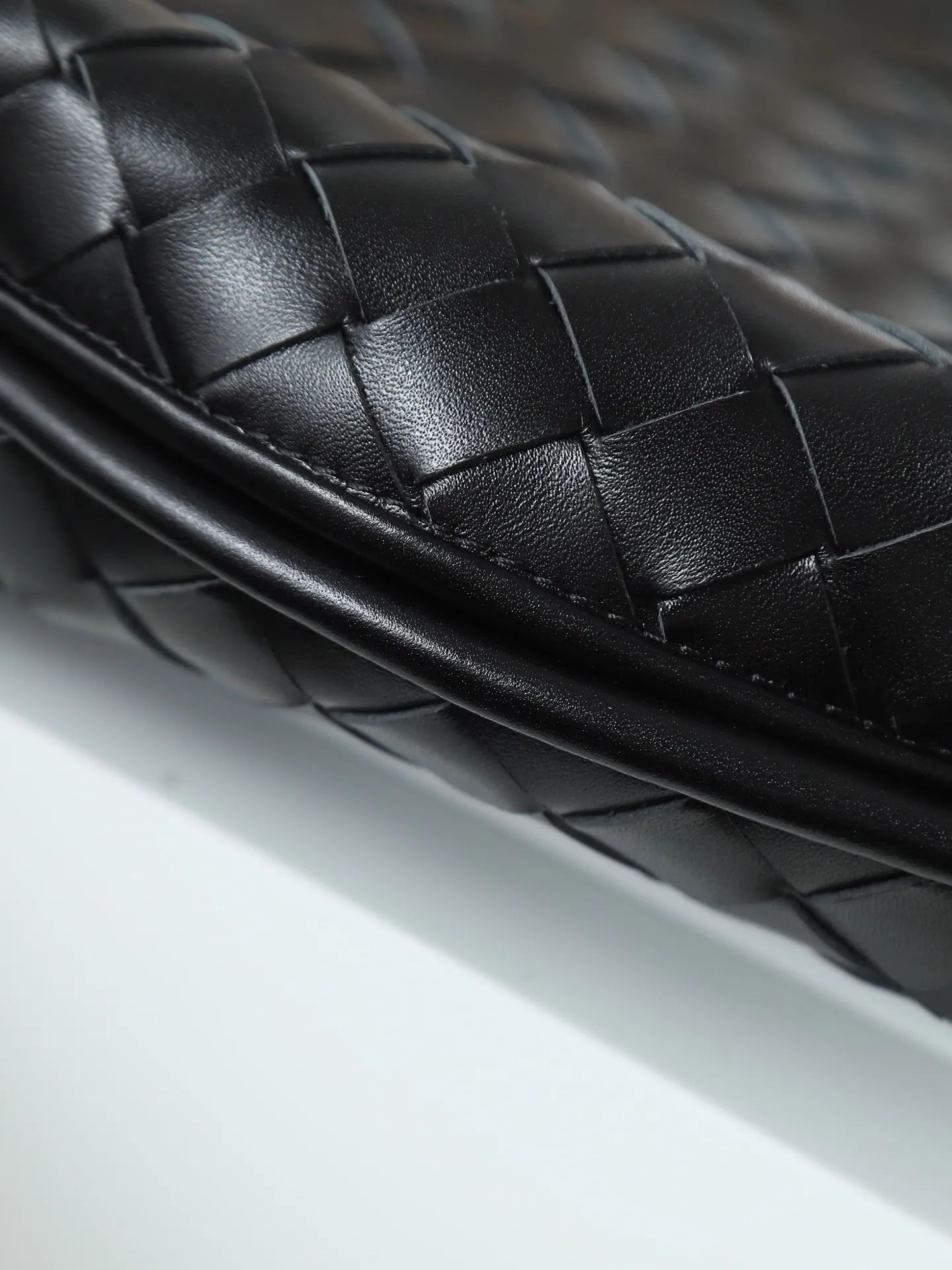 1180. #Bv’s new medium size HO 796262. The bag body and handles are made of a whole piece of woven leather. The bag body is soft and lazy. Ho symbolizes the praise of innovation and eternal craftsmanship [love]. The pyramid silhouette combines practicality and fashion. It is modern and casual. The double-sided closure design of the bag mouth is more convenient and safe! Made of soft cowhide and full of texture, this is a must-have for fashionable ladies who like minimalism, comfort and casualness! Dimensions: 46x21x10
